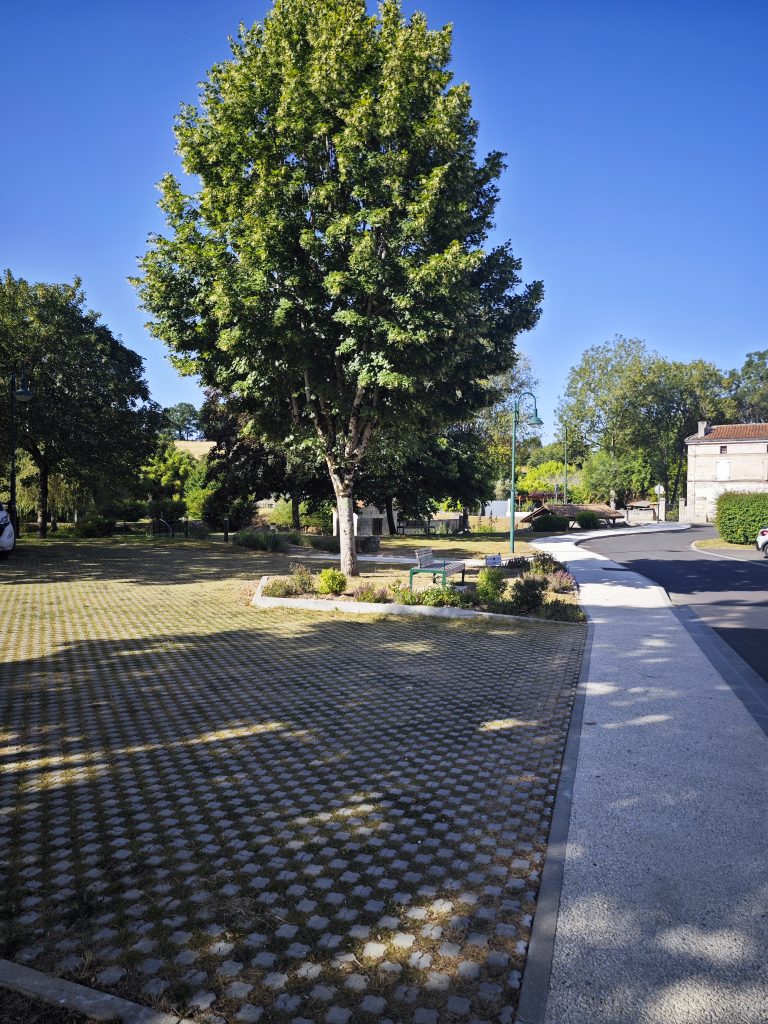 Aire de camping car au bourg de Voeuil et Giget