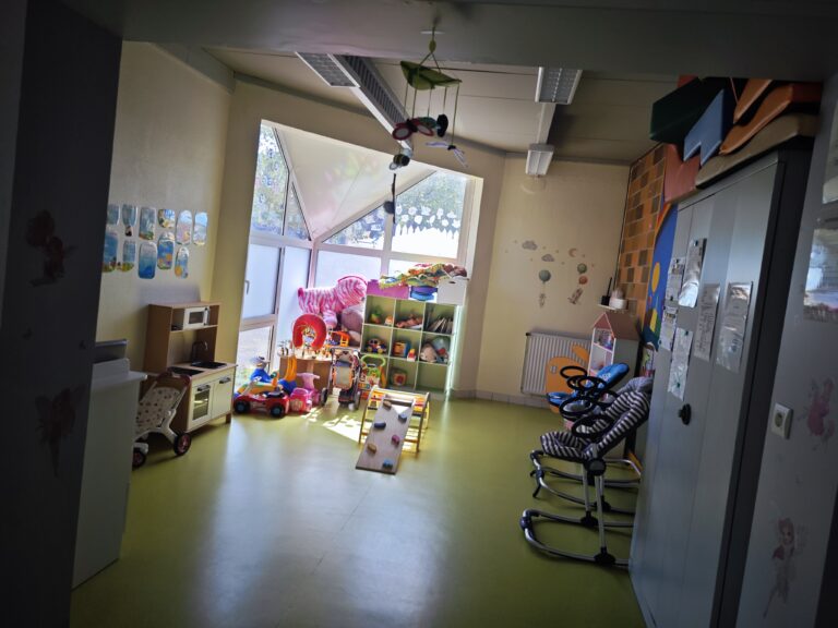 Moyen de gare d'enfants à Voeuil et Giget