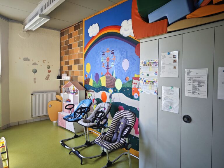 Moyen de gare d'enfants à Voeuil et Giget